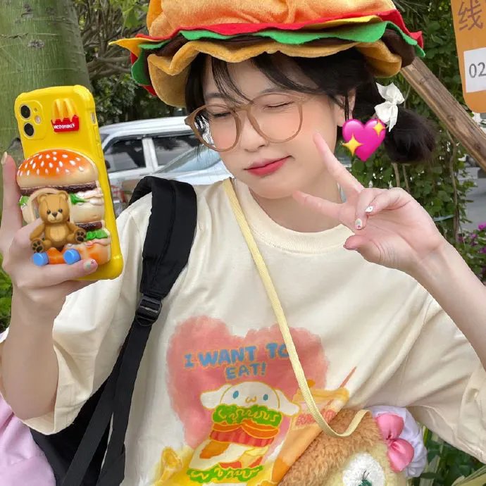 他很怪，他是我爸爸